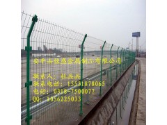 大陆常用绿色铁丝网圈地隔离防护围栏生产厂家
