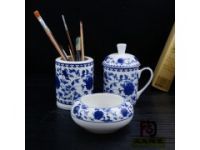 中国红陶瓷礼品烟灰缸 陶瓷笔筒茶杯三件套礼品定做厂家